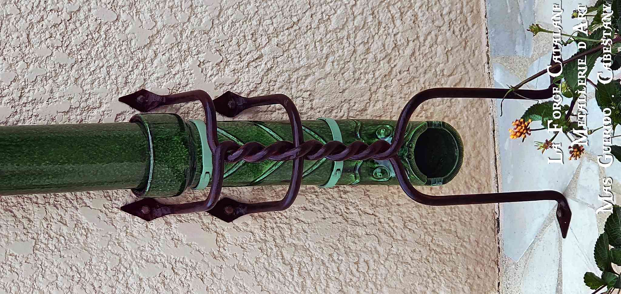 protection de gouttiere en fer forge catalane.jpg